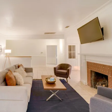 Image 3 - 209 South Canon Drive, Beverly Hills, CA 90212, USA - Townhouse for rent