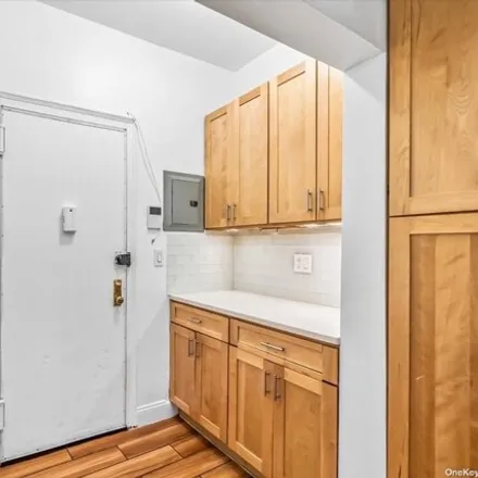 Image 5 - 30-45 Hobart Street, New York, NY 11377, USA - Apartment for sale