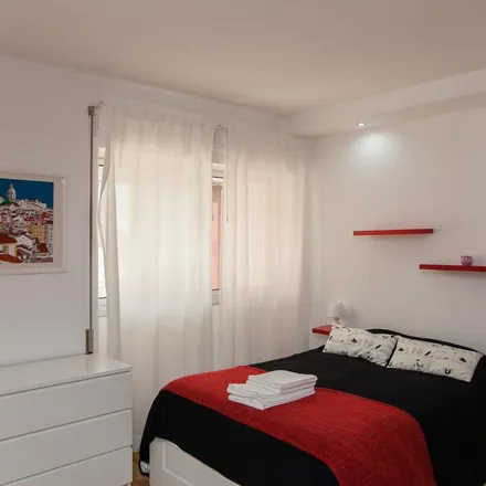 Rent this 1 bed apartment on Cintafina Ortopedia in Avenida Fernão de Magalhães 252, 3000-172 Coimbra