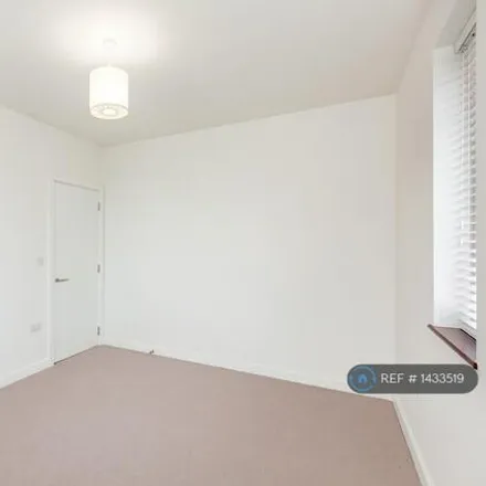 Image 5 - Hanworth Lane, Chertsey, KT16 9LG, United Kingdom - Apartment for rent