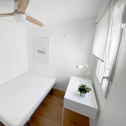 Rent this 5 bed room on Carrer del Doctor Vicent Zaragozà in 81, 46020 Valencia