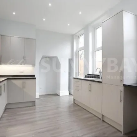 Image 3 - Birdhurst Rise, London, CR2 7EJ, United Kingdom - Apartment for rent