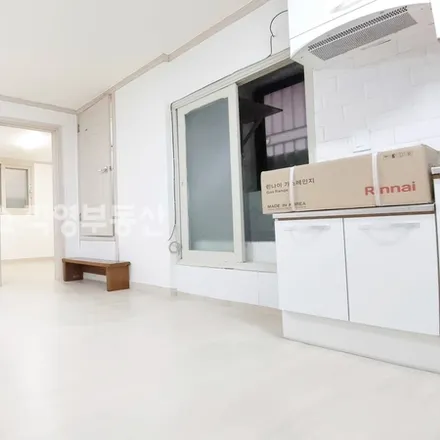 Rent this 3 bed apartment on 서울특별시 송파구 잠실동 311-1