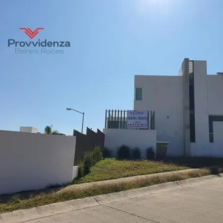 Rent this 3 bed house on Calle Jardín de los Abetos 217 in Lomas Del Gran Jardin, 37134 León