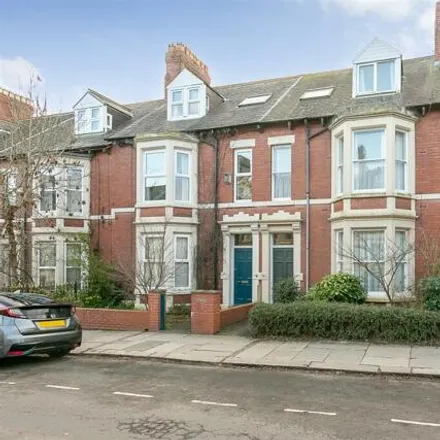 Rent this 5 bed townhouse on Queens Road in Newcastle upon Tyne, NE2 2PQ