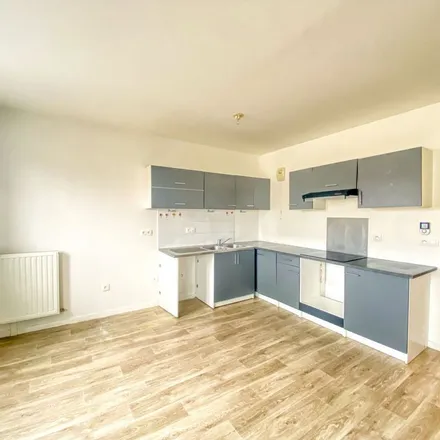 Rent this 3 bed apartment on 98 Rue d'Angoulême in 91100 Corbeil-Essonnes, France