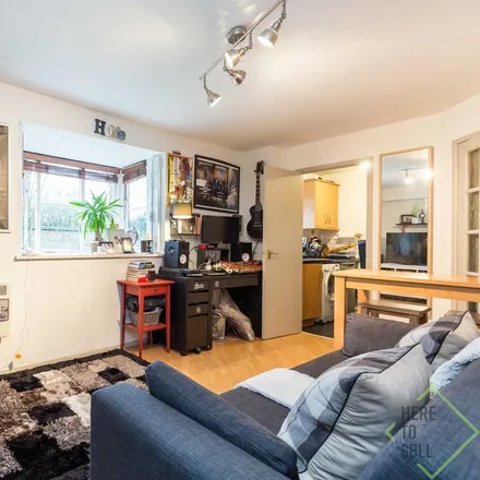Rent this studio apartment on Warwick Gardens in London, N4 1JB