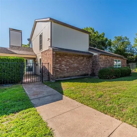 Image 2 - 8829 North Normandale Street, Fort Worth, TX 76116, USA - Townhouse for sale