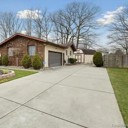 Image 4 - 3013 Courtesy Drive, Genesee Charter Township, MI 48506, USA - House for sale