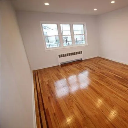 Image 5 - 3243 Bruner Avenue, New York, NY 10469, USA - Townhouse for sale