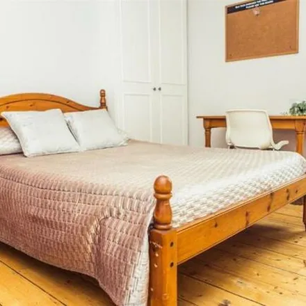 Rent this 5 bed duplex on Gardner Road in Guildford, GU1 4RN
