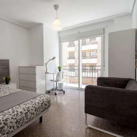 Rent this 5 bed room on Plaça d'Àvila in 14, 46010 Valencia