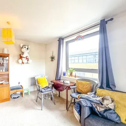 Image 3 - Ashleigh Court, Beechen Grove, Watford, WD17 2AD, United Kingdom - Apartment for sale