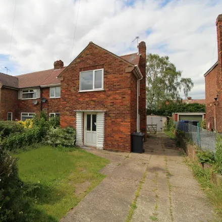 Rent this 3 bed duplex on Nearfield Road in Doncaster, DN4 7ET