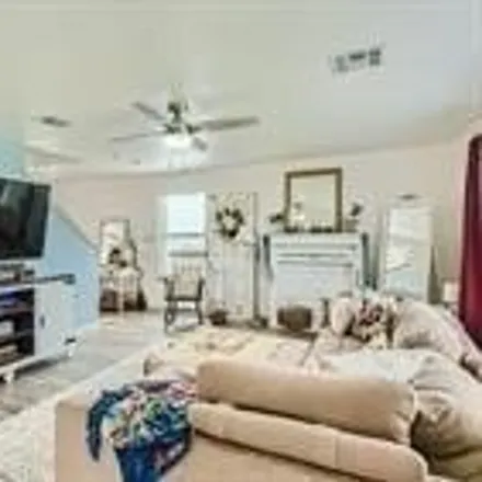 Image 7 - 308 Blanco Woods Boulevard, Elgin, TX 78621, USA - House for sale