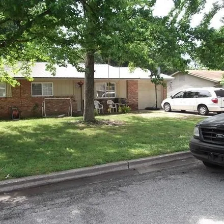 Rent this 3 bed house on 906 North 13th Place in Rogers, AR 72756