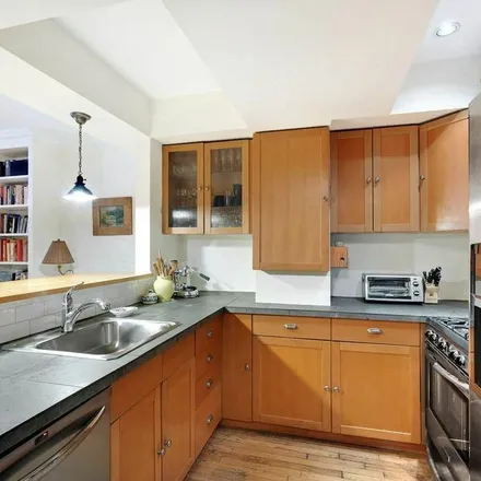 Rent this 3 bed townhouse on 318 West 90th Street in New York, NY 10024
