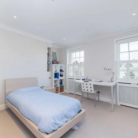 Rent this 4 bed townhouse on 52 Queensdale Road in London, W11 4SA