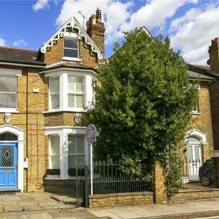 Rent this 5 bed duplex on 39 Larkfield Road in London, TW9 2PG