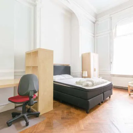 Rent this 3 bed apartment on Rue Vandenbroeck - Vandenbroeckstraat 31 in 1050 Ixelles - Elsene, Belgium