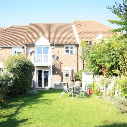 Rent this 4 bed townhouse on Weyview Close in Guildford, GU1 1HN