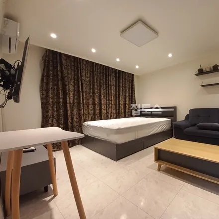 Rent this 2 bed apartment on 서울특별시 강남구 역삼동 664-15