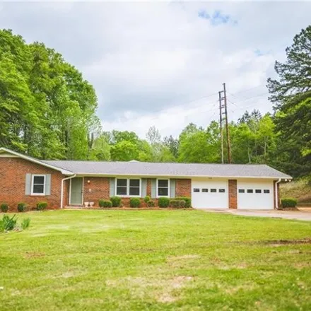 Buy this 5 bed house on 1312 Crawford Rd in Opelika, Alabama