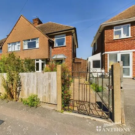 Buy this 3 bed duplex on Willow Road in Aylesbury, HP19 9NL
