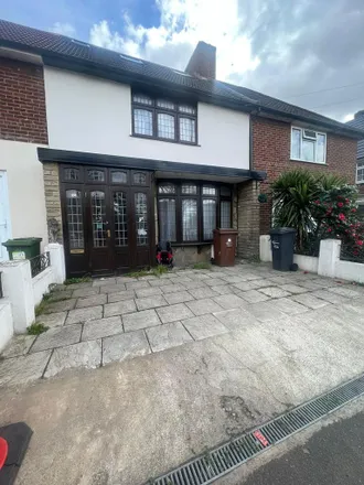 Rent this 5 bed townhouse on Porters Avenue in London, RM9 5YU