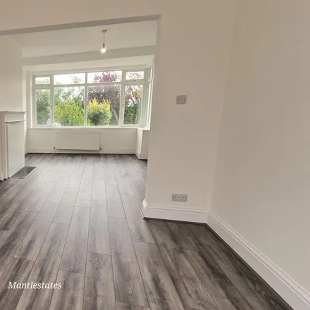 Image 9 - 18 Chestnut Grove, London, EN4 8HX, United Kingdom - House for rent