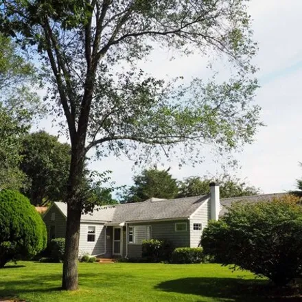 Rent this 3 bed house on 40 Maidstone Avenue in Jericho, Village of East Hampton