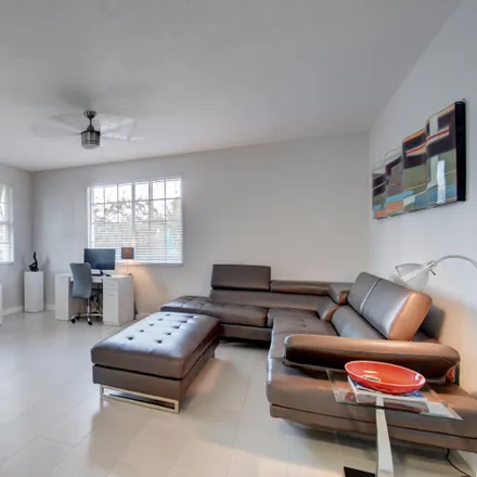 Rent this 2 bed townhouse on Oconnor's Pub in Northeast 2nd Street, Delray Beach