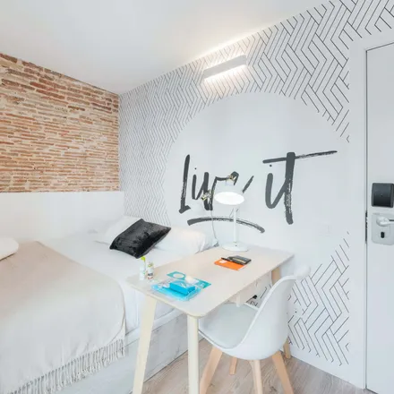 Rent this 5 bed room on Carrer dels Escudellers in 26, 08002 Barcelona