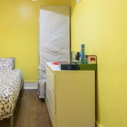Rent this 6 bed room on Instituto Superior Técnico in Avenida Rovisco Pais 1, 1049-001 Lisbon