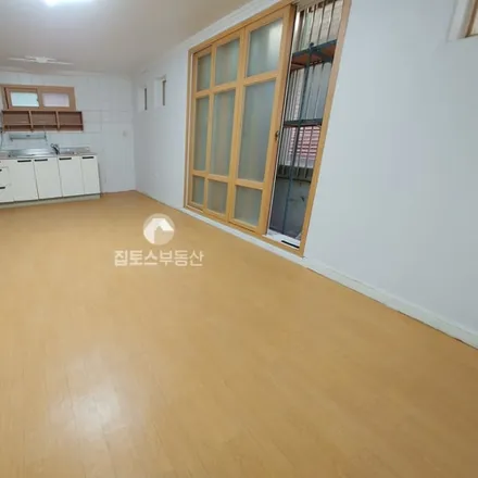 Rent this studio apartment on 서울특별시 서초구 반포동 720-3