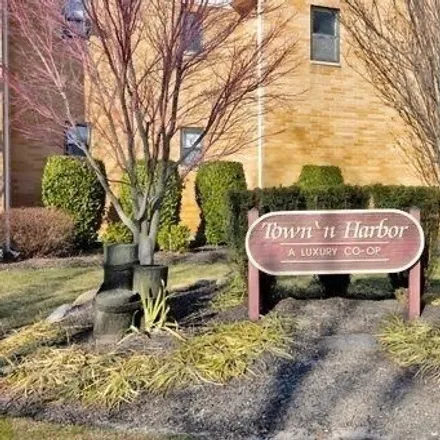Buy this studio apartment on 45 Hampton Place in Village of Freeport, NY 11520