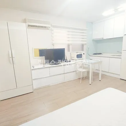 Rent this studio apartment on 서울특별시 송파구 석촌동 234-2