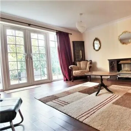 Image 4 - 18 Mossford Green, London, IG6 2BX, United Kingdom - House for sale