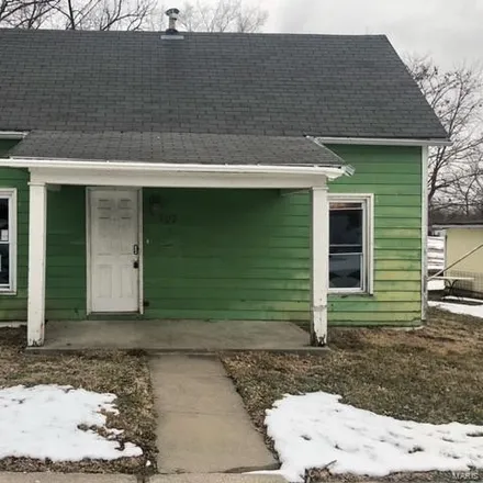 Rent this 3 bed house on 107 East 5th Street in Macon, MO 63552