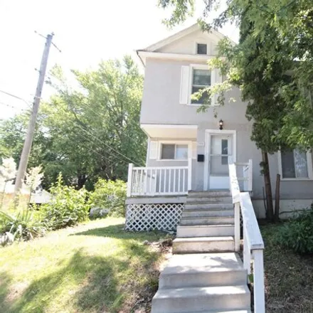 Buy this 3 bed house on 955 East Laurel Street in Davenport, IA 52803
