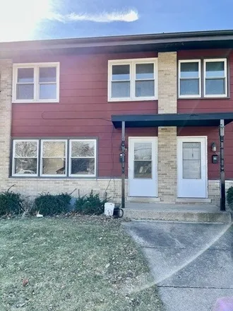 Rent this 3 bed duplex on 401 Sidney Avenue in Glendale Heights, IL 60139