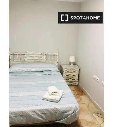Rent this 17 bed room on Cervecería el 21 in Calle Felipe II, 21