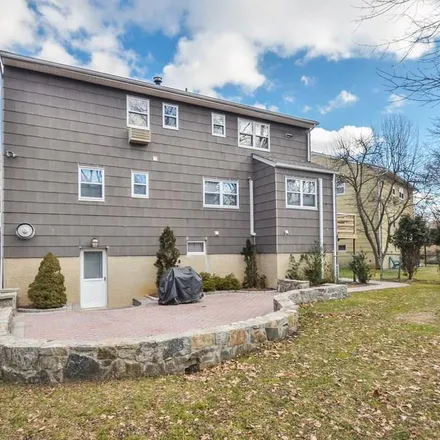 Rent this 3 bed apartment on 96 East Sunnyside Lane in Village of Irvington, NY 10533