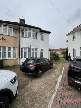 Rent this 4 bed duplex on Hart Grove in London, UB1 2UE