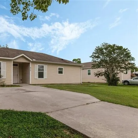 Buy this 2 bed house on 8892 Robinson Road in Hitchcock, TX 77563