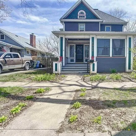 Buy this 4 bed house on 1959 Farnam Street in Davenport, IA 52803