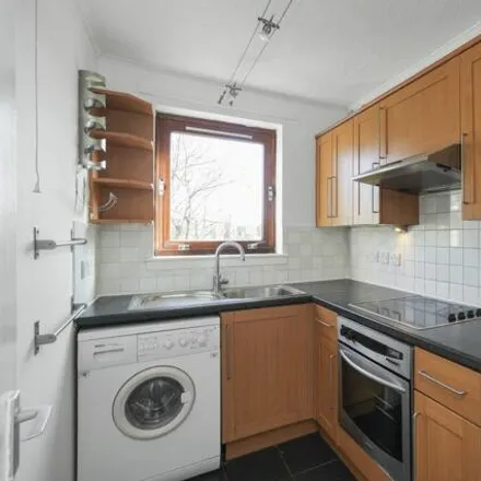 Image 5 - 8 Coxfield, City of Edinburgh, EH11 2SY, United Kingdom - Apartment for sale