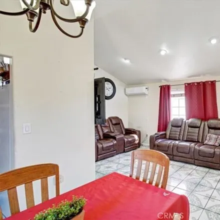 Image 9 - 1264 North Wilmington Boulevard, Los Angeles, CA 90744, USA - House for sale