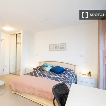 Rent this 5 bed room on Sacred Heart Catholic Primary School in Roehampton Lane, London