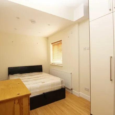 Rent this 3 bed apartment on Southfield Road in London, W4 1AN
